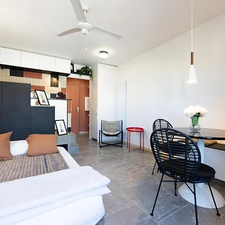 Apartment Off