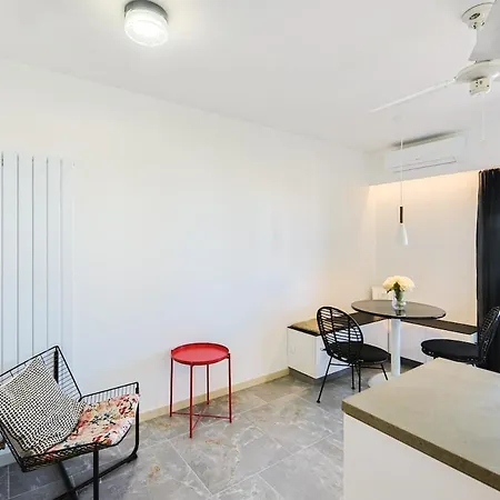 Apartment Off