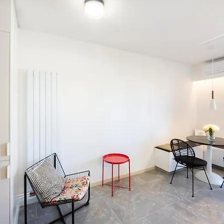 Apartment Off