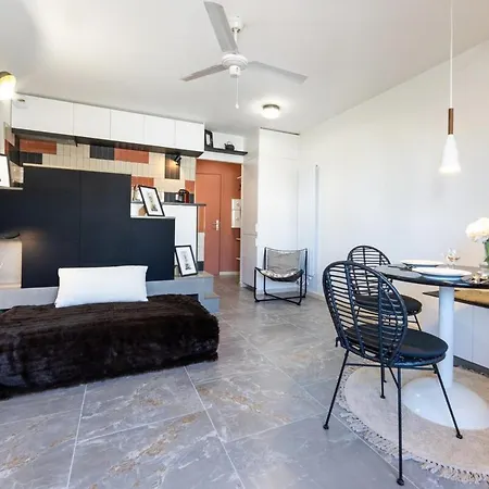 Apartment Off